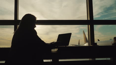 Mujer-De-Negocios-Trabajando-En-La-Terminal-Del-Aeropuerto