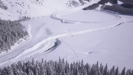 Car-drives-the-big-bend-on-Icefields-Parkway-in-Banff-National-Park