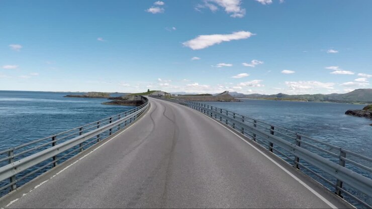 Guidare un'auto su una strada in Norvegia: la Strada dell'Oceano Atlantico o Strada Atlantica (Atlanterhavsveien), insignita del titolo di "Costruzione Norvegese del Secolo".
