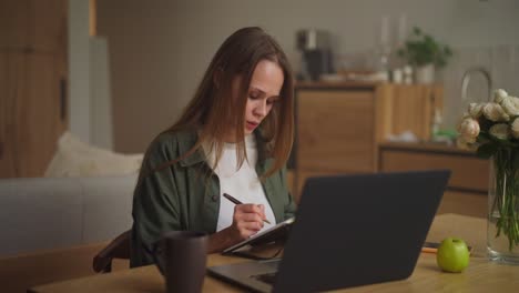 mujer que trabaja desde casa