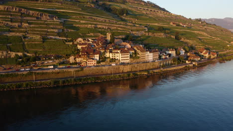 Hermoso-Pueblo-De-Saint-saphorin-En-Los-Viñedos-De-Lavaux-Suiza---Toma-Aérea