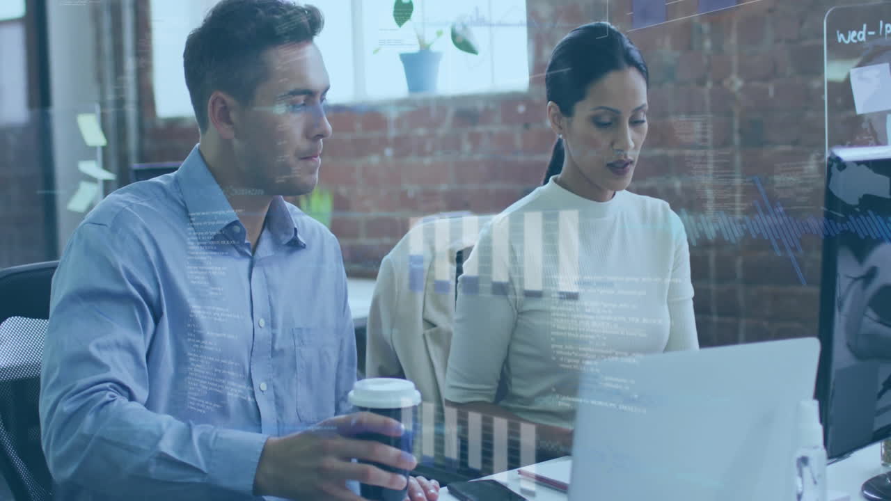animación del procesamiento de datos financieros sobre diversas personas de negocios en la oficina