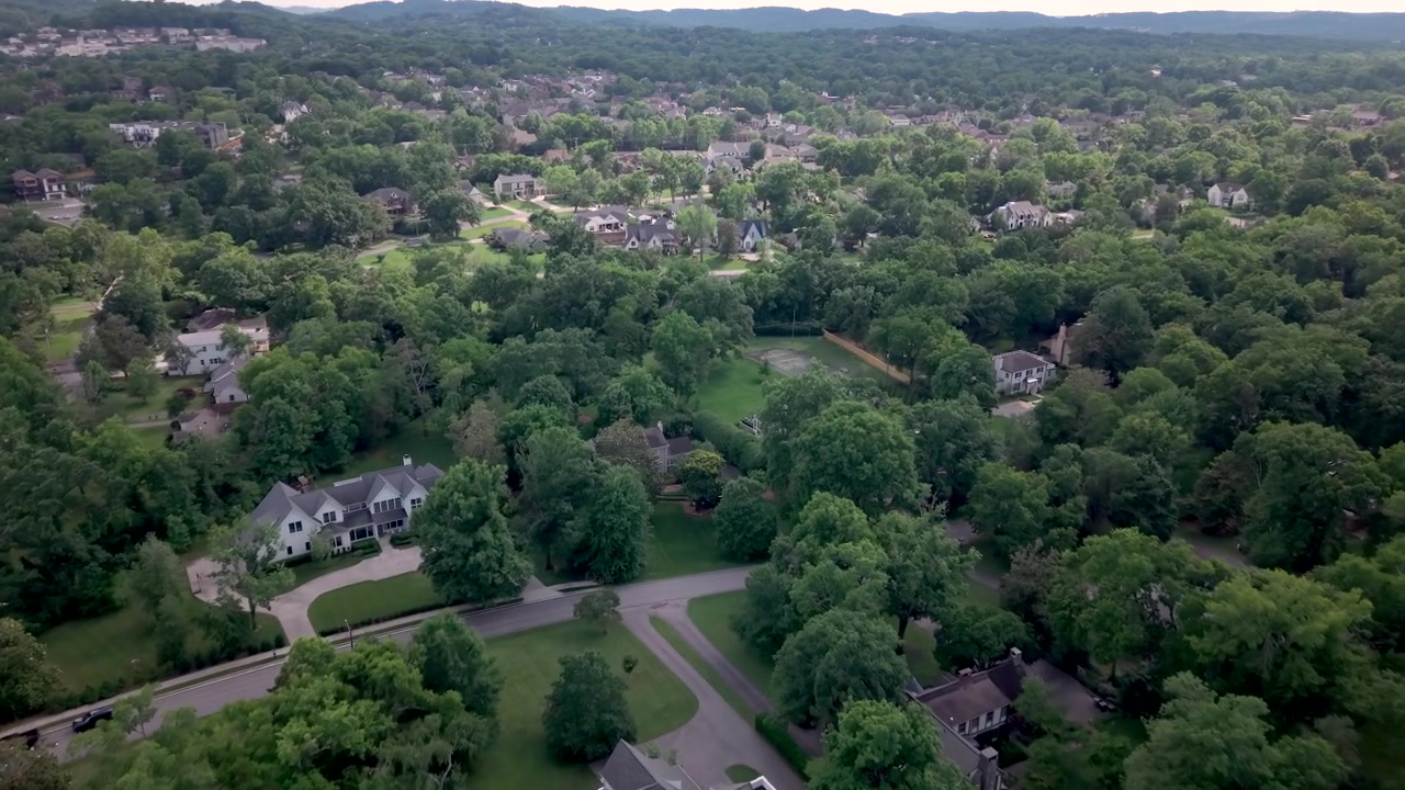 Le case di lusso di Green Hills si trovano tra fitti alberi secolari mentre un drone sorvola il quartiere di lusso di Nashville.