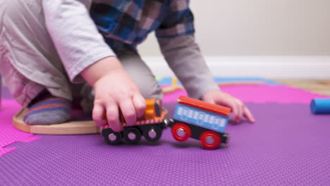 Niño-Pequeño-Jugando-Con-Un-Tren-De-Juguete-De-Madera-En-Su-Sala-De-Juegos