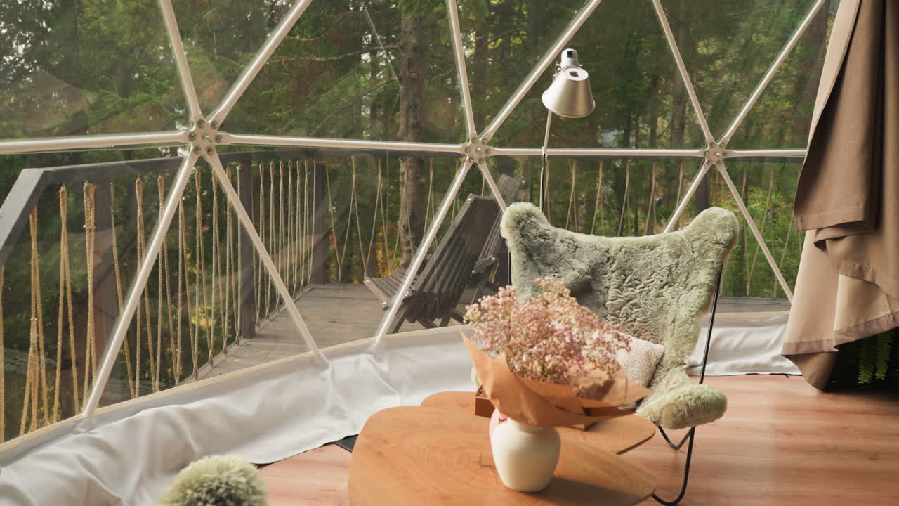 balcón de vidrio en bungalow de hotel glamping para turistas. impresionantes vistas con espacio de relajación para los huéspedes. terraza con silla acogedora para disfrutar del paisaje panorámico