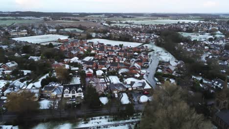 verschneite luftaufnahme eines dorfes, wohngegend, winter, gefrorene häuser und straßen im nordwesten, langsame kamerafahrt nach links