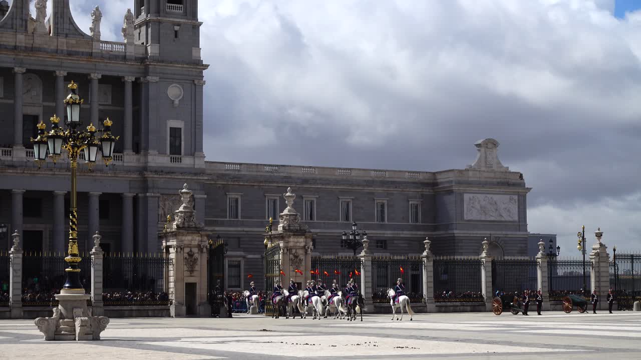 La cerimonia del Solenne Cambio della Guardia al Palazzo Reale di Madrid. MADRID, SPAGNA - 04 APRILE 2018: La cerimonia del Solenne Cambio della Guardia al Palazzo Reale di Madrid. Questo è un evento famoso che si tiene il primo mercoledì di ogni mese