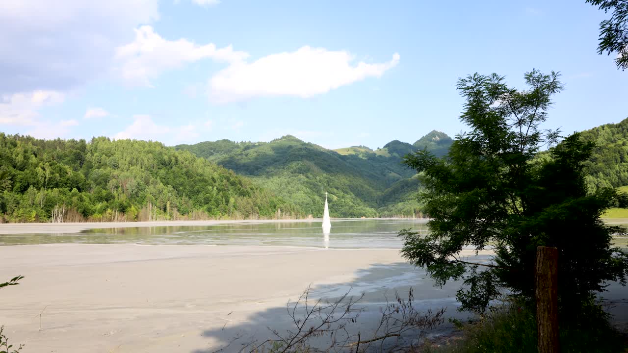 루마니아에서 낮 동안 가라앉은 게아마나 마을에 침수된 교회