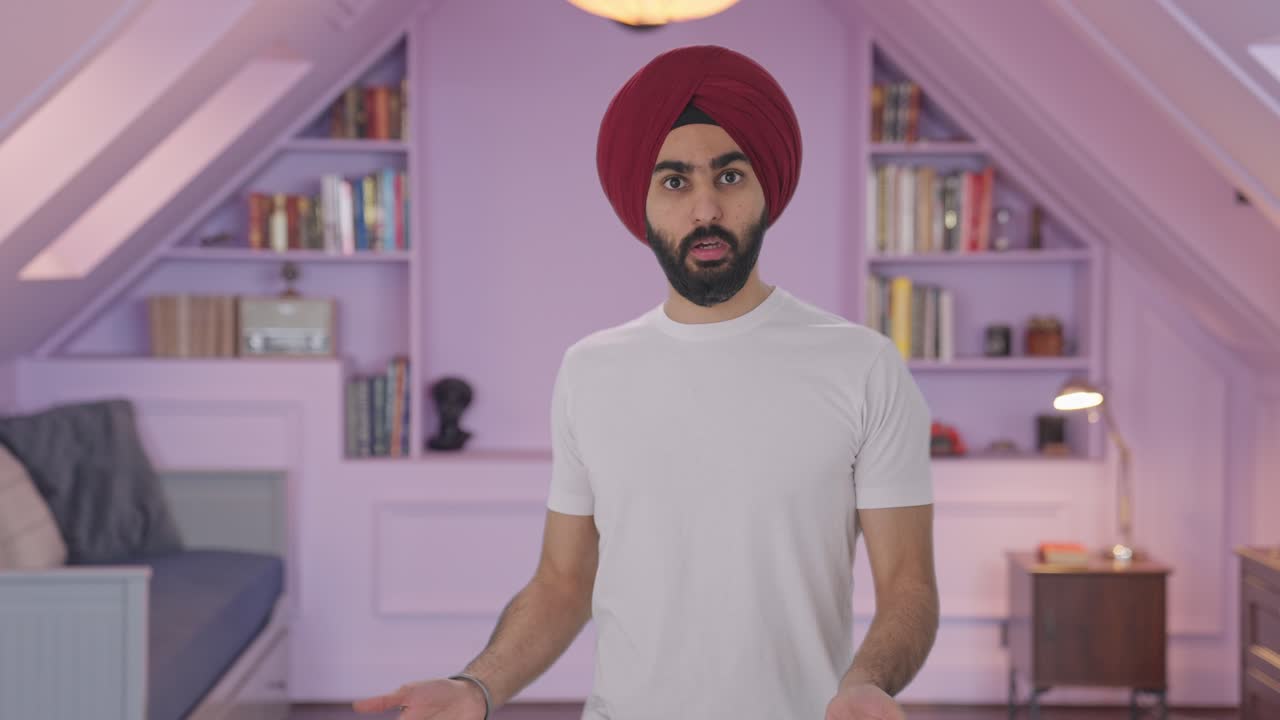 Uomo Sikh indiano arrabbiato che litiga con qualcuno