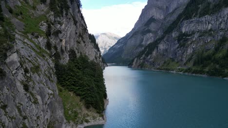 Vívidamente-Impresionante-Belleza-De-La-Naturaleza-Paisaje-Montañoso-Completo-Con-árboles-Agua-Azul-Con-Olas-Blancas-Moviéndose-Espíritu-Indómito-De-La-Naturaleza-Terreno-Accidentado-En-Las-Rocas-Unidas-A-Las-Colinas-Vista-De-Calma