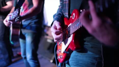 la banda actúa en el escenario