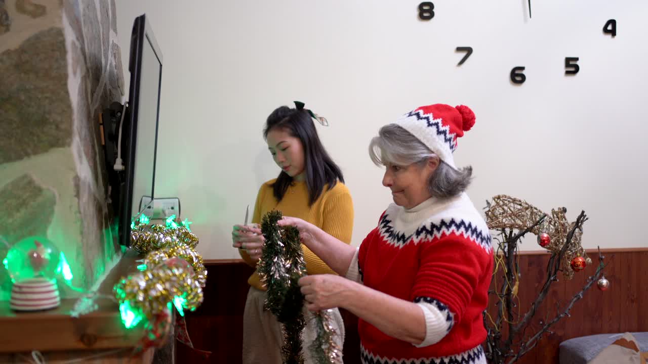 다양한 가족이 거실에서 벽난로를 장식