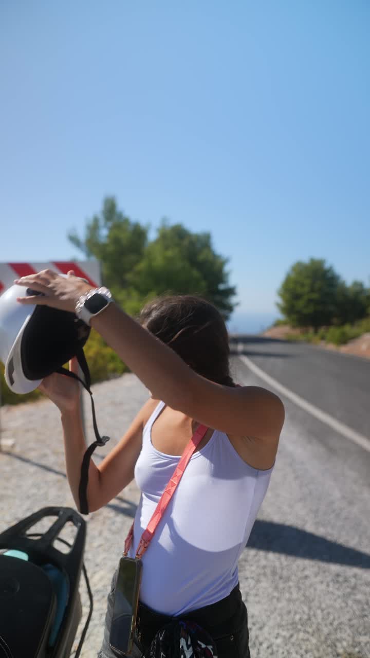 mujer en un viaje por carretera panorámico