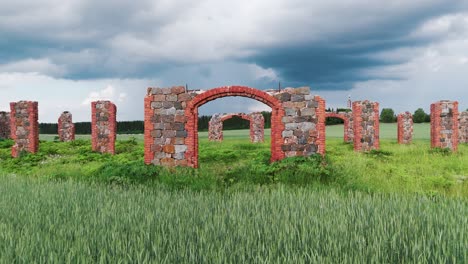 Ruinas-De-Un-Antiguo-Edificio-Que-Parece-Stonehenge,-Smiltene,-Letonia