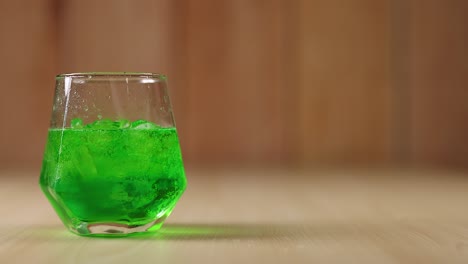 líquido verde con hielo en un vaso