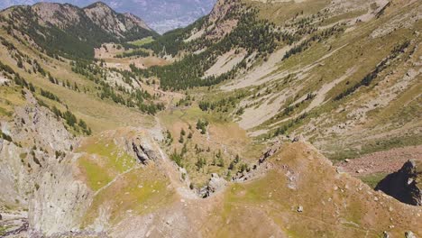 Toma-De-Establecimiento-De-Un-Valle-En-Los-Alpes-Italianos-Con-Vegetación-Verde-Amarillenta