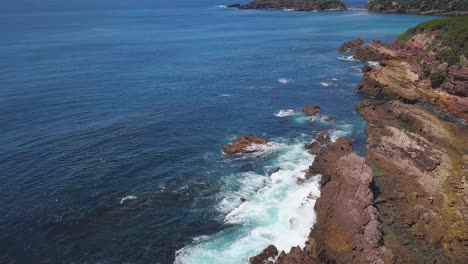 Costa-Rocosa-Australiana-Durante-Un-Hermoso-Día-De-Verano-Con-Clima-Tranquilo-Y-Olas-Rompiendo-En-La-Playa