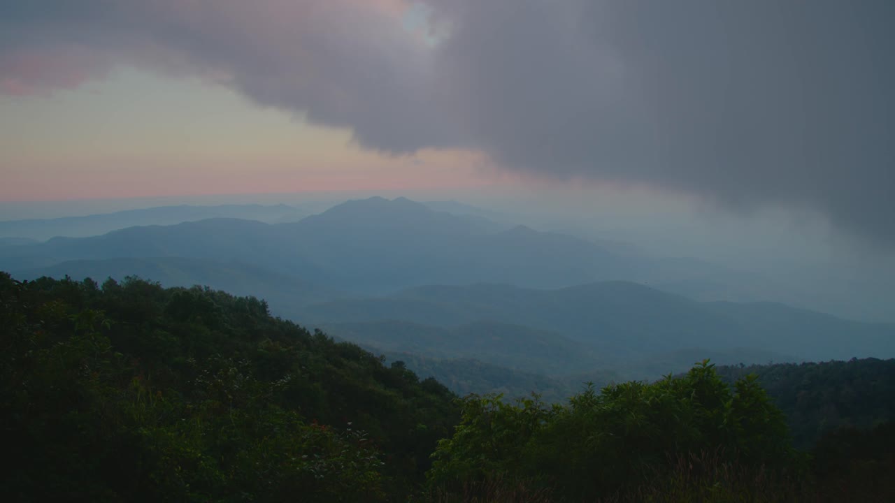 해가 지는 동안 안개 가 가득 한 산악 풍경