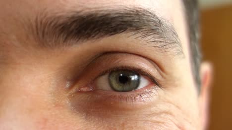el ojo verde parpadea mira la cámara y sonríe