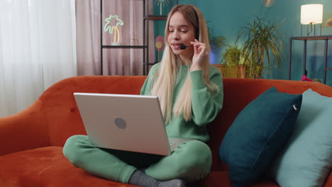 Mujer-Chica-Trabajadora-Independiente-Call-Center,-Línea-De-Ayuda-Del-Operador-De-Servicio-De-Soporte-Hablando-Con-El-Cliente