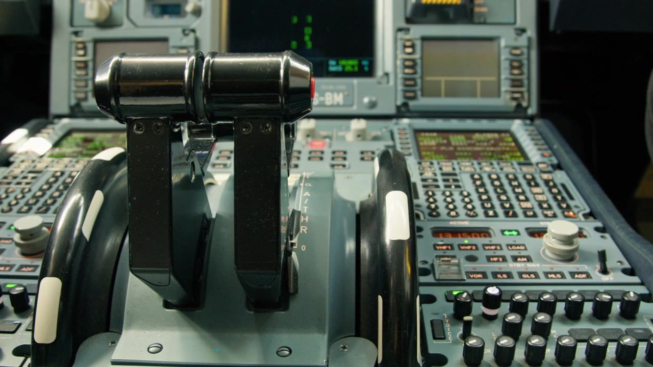 Tampilan dekat tuas dorong kokpit Airbus A330 dan konsol tengah di dalam dek penerbangan
