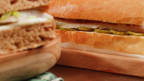 un primer plano de los deliciosos sándwiches.