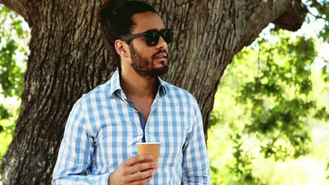 hombre tomando café en el parque 4k