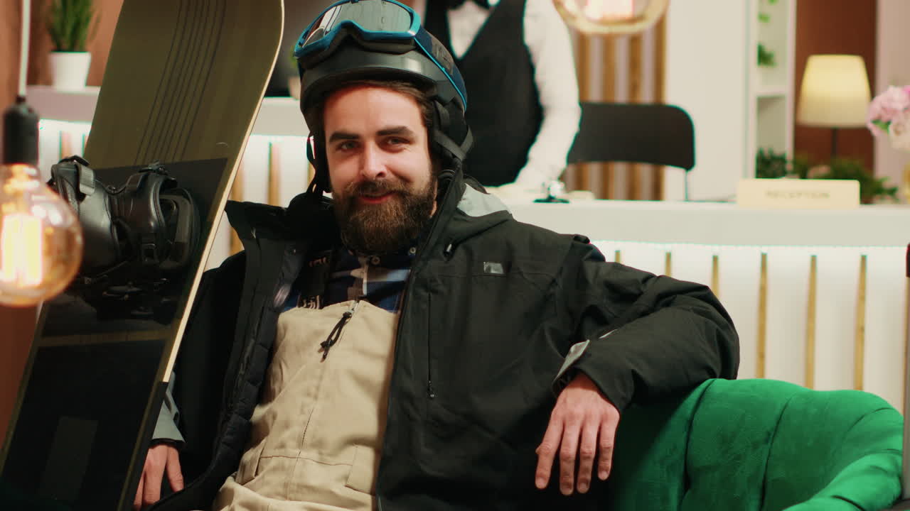 호텔 로비에 있는 백인 남자