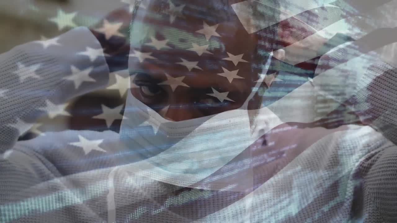 animación de la bandera de los estados unidos ondeando sobre un hombre afroamericano con máscara facial en la calle de la ciudad
