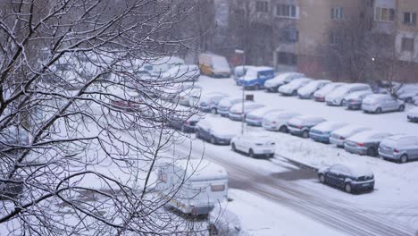 Cloudy-winter-weather-and-snowfall-in-the-neighborhood