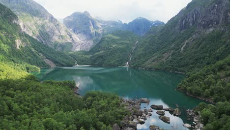 Lago-Bondhusvatnet-Y-Glaciar-Bondhusbreen-En-Sundal,-Vestland,-Noruega---Antena-4k