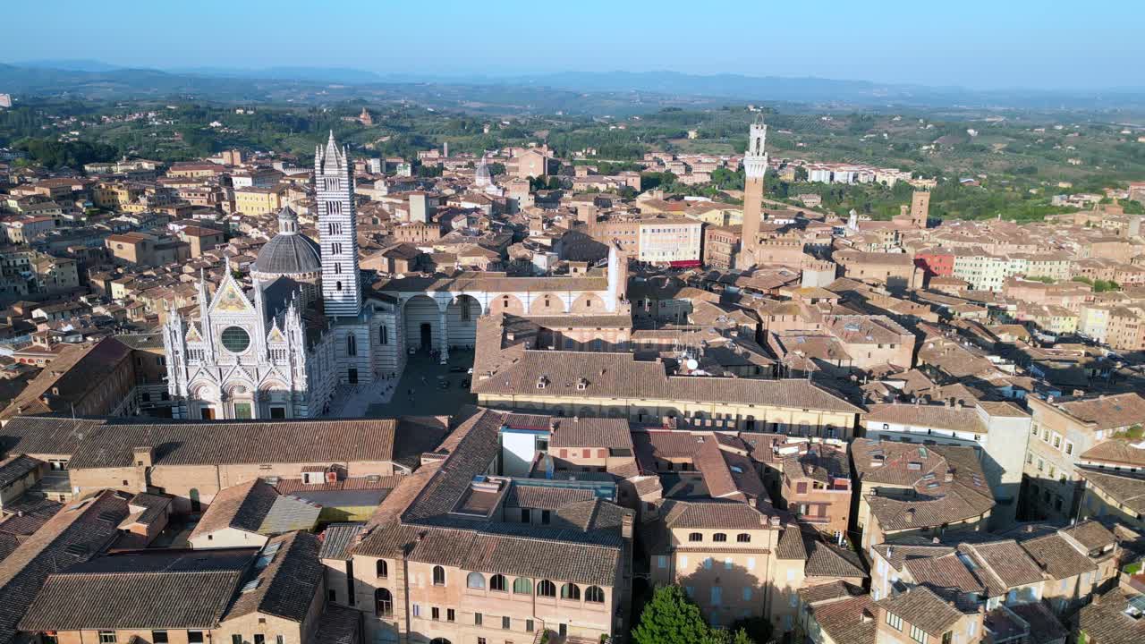 dom increíble vista aérea de arriba vuelo ciudad medieval de siena toscana italia