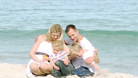 Panorama-De-Familia-Feliz-Sentada-En-La-Playa