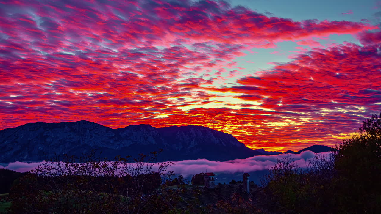colorido, vibrante puesta de sol con niebla en el valle - soñador, mágico lapso de tiempo