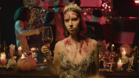 une jeune femme tenant un verre de vin.