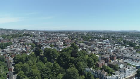 paisaje urbano verde y soleado de una impresionante ciudad de exeter