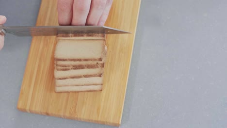 tofu ahumado cortado en rodajas pequeñas
