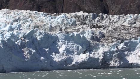 glaciar margerie en un día soleado. alaska