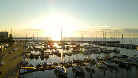 Barcos-Amarrados-En-El-Muelle-De-Marina-Gdynia-Junto-Al-Mar-Báltico-En-Una-Puesta-De-Sol-En-Gdynia,-Polonia