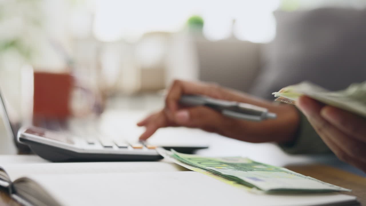 Budget, geld en vrouwenhanden die berekenen