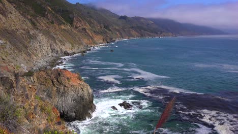 Un-Alto-ángulo-De-Vista-De-La-Escarpada-Costa-A-Lo-Largo-De-La-Autopista-Uno-De-California-1