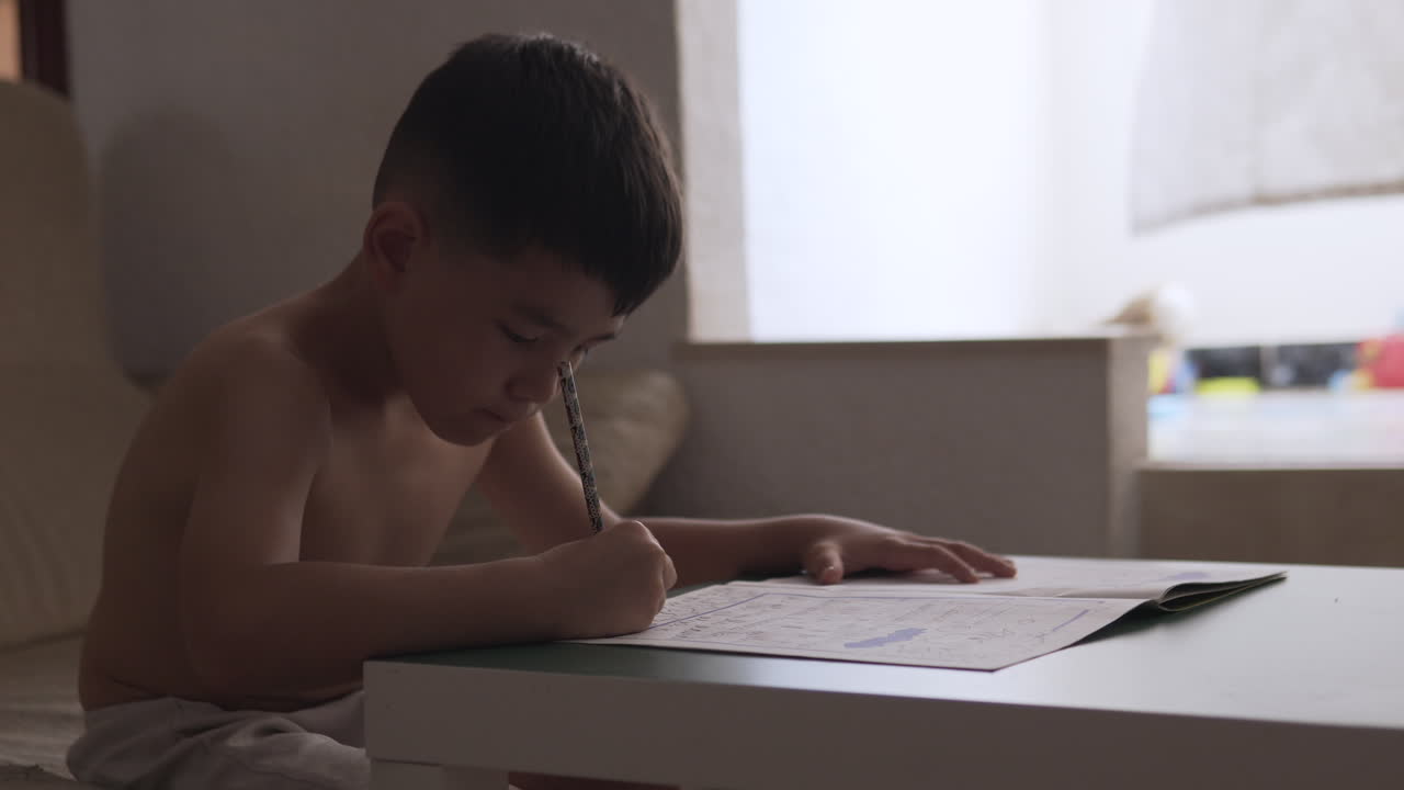 여름 휴가 동안 읽고 쓰는 법을 연습하고 배우는 젊은 학생