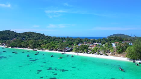 los barcos de cola larga de la playa en el agua turquesa