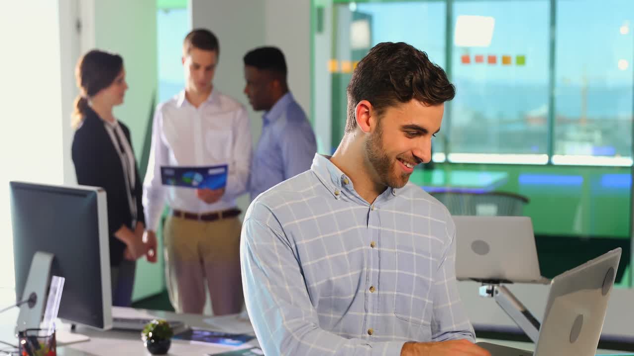 ejecutivo masculino usando computadora portátil 4k