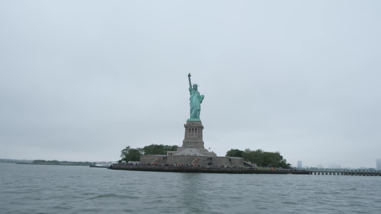Statua della Libertà, barca, parallasse, cinematografico, rotante, nebbioso, nuvoloso.