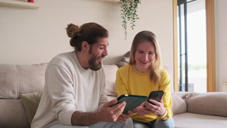 pareja usando tecnología en el hogar