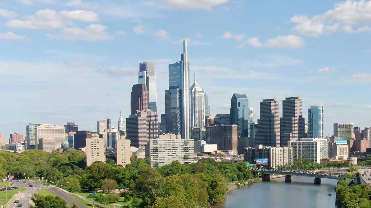 화창한 날 필라델피아 스카이라인, 비즈니스 센터의 고층 건물, 슐킬 강