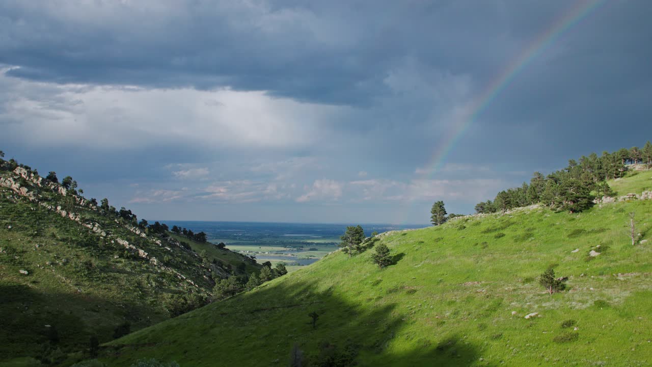 un arco iris que se forma sobre las colinas de boulder, colorado, ee.uu.