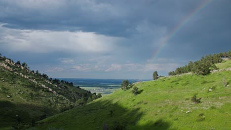 Ein-Regenbogen,-Der-Sich-über-Den-Hügeln-Von-Boulder,-Colorado,-USA,-Bildet