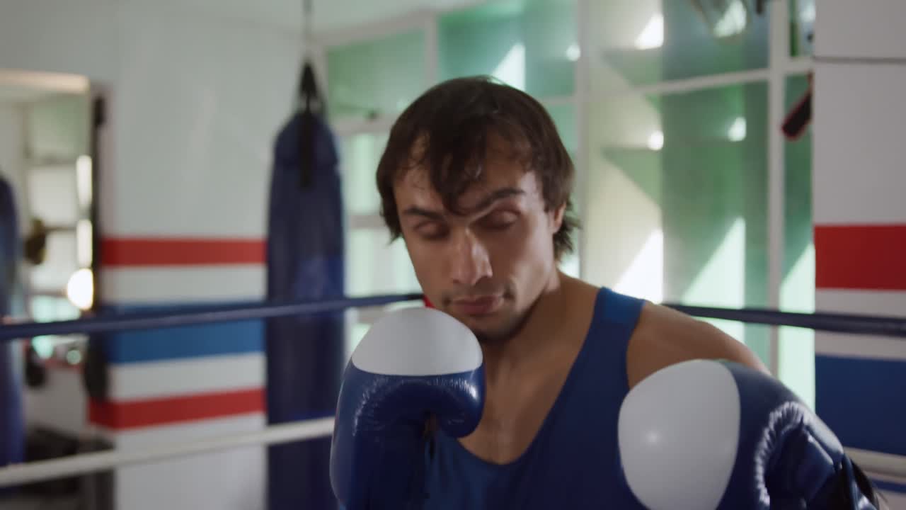 권투 체육관 에서 권투 하는 백인 남자